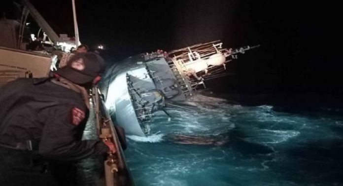 Thai navy ship sinks