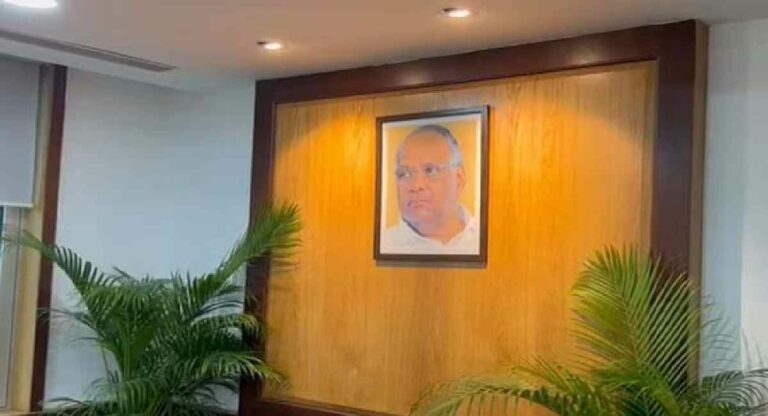 अजित पवार ने अपने कार्यालय में लगाई शरद पवार की तस्वीर, क्या है मायने
