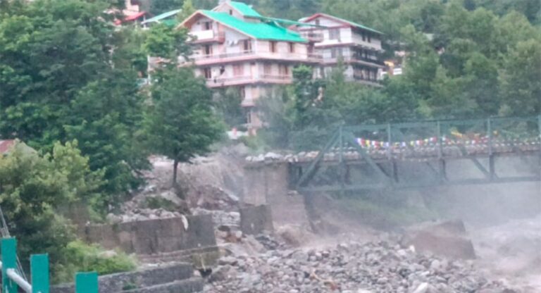 Manali Cloud Burst: हिमाचल में बादल फटने से तबाही, अंजनी महादेव को भारी नुकसान