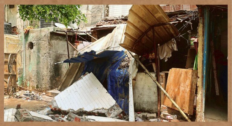 Ghaziabad: गाजियाबाद में बड़ा हादसा, जर्जर तीन मंजिला मकान की बालकनी गिरी; जानें कितने मरे और कितने घायल