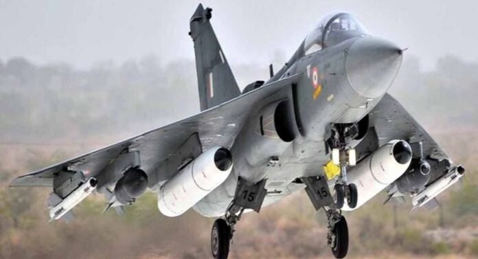 Tejas Mark-1 trainer aircraft HAL ने सौंपे तेजस के आखिरी 2 ट्रेनर एयरक्राफ्ट, डिलीवरी पर क्यों हुई देरी? बताया ये कारण