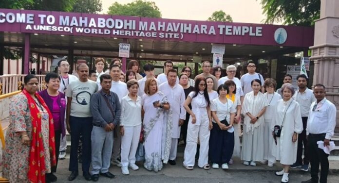 thai delegration in bihar Thailand का 28 सदस्यीय दल पहुंचा महाबोधि मंदिर, मिला आध्यात्मिक अनुभव; बौद्ध विरासत ने जीता दिल
